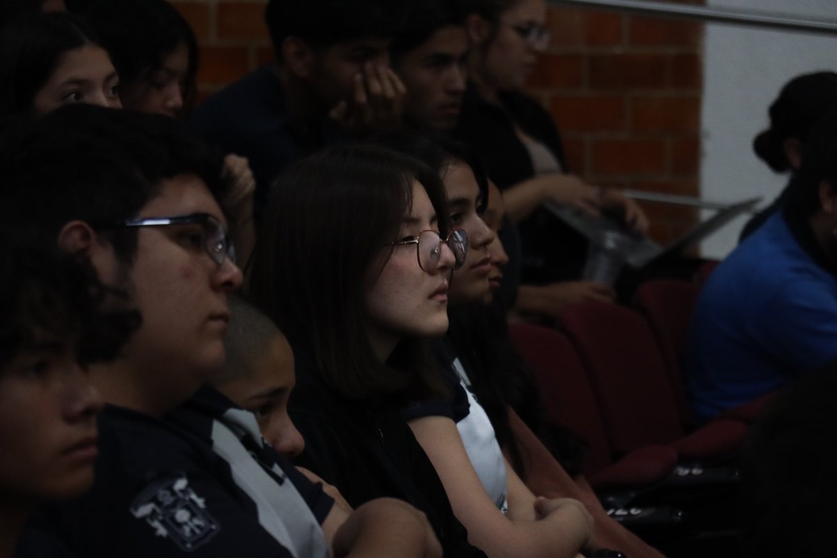 A través de una charla dinámica entre nuestros estudiantes y representantes de <a href="/ComplicesAC/">Complices AC</a> ❤️, se llevó a cabo la conferencia “Conscientización de cáncer en adolescentes”. 

🪡 1/3