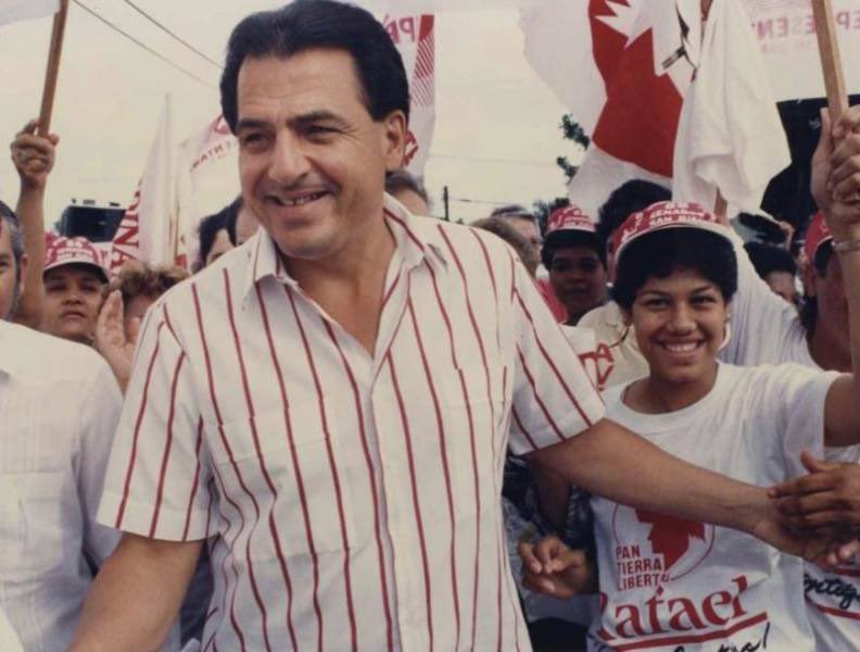 Hoy recordamos el natalicio de Rafael Hernández Colón, exgobernador de Puerto Rico, ex presidente del <a href="/ppdpr/">Partido Popular Democrático</a> y defensor incansable del ELA. Su legado de servicio y liderazgo continúa inspirando a quienes trabajan por el progreso de nuestra Isla. Hoy y siempre, ¡Fuego Popular!