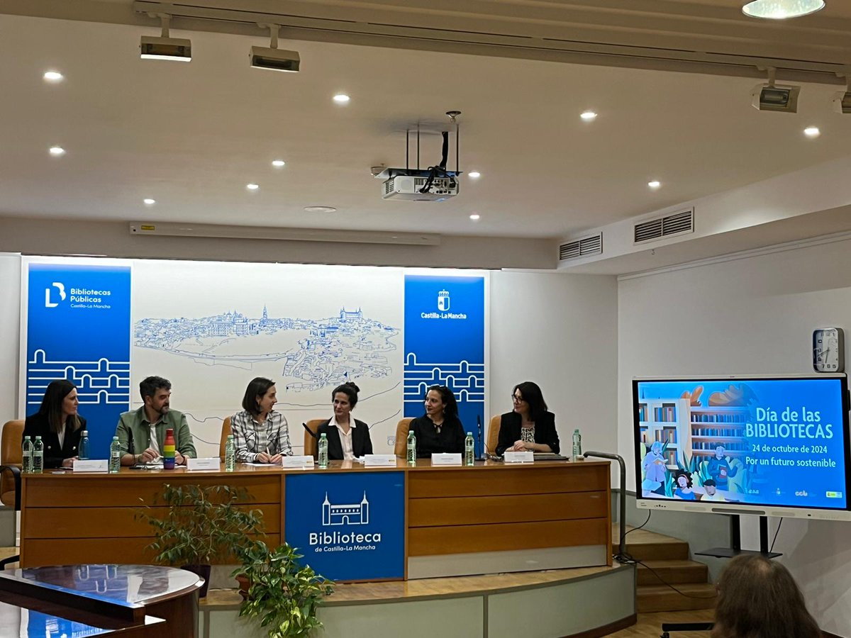 Da comienzo la mesa redonda del #DíaDeLasBibliotecas2024 
 sobre #igualdad y diversidad en #bibliotecas moderada por nuestra SG de cooperación bibliotecaria, en la que contamos con personalidades y agentes sociales de distintos ámbitos de la cultura y las instituciones. 🧵 👇