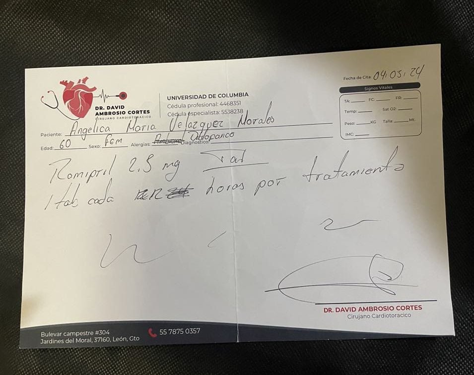 CharlatanesMed's tweet photo. Excelente día, amigos. 

Volvemos con este angelito de #Leon #Gto 

Dice ser Cirujano Cardiotorácico. Sus cédulas ni siquiera son suyas ni de médico.

Él no tiene estudios. 

Hasta lo quemaron antes en una página de FB en Gdl por estafador. 

Tenemos otro #charlatan https://t.co/dprNsCbHIV