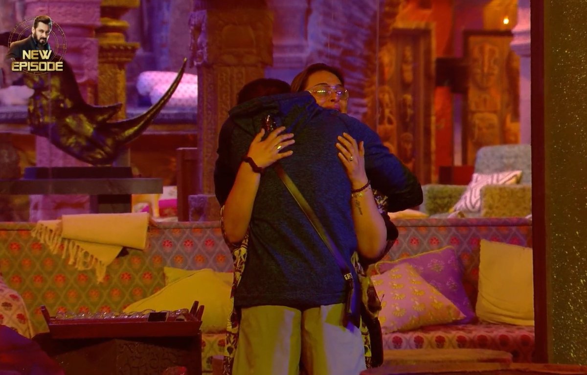 TheBiggBossGirl's tweet photo. Emotional hona buri baat nahi hai Karan! It's okay to cry. Please don't keep it bottled up. 

#KaranveerMehra • #BB18 • #BiggBoss18 https://t.co/ABbU1afxKv