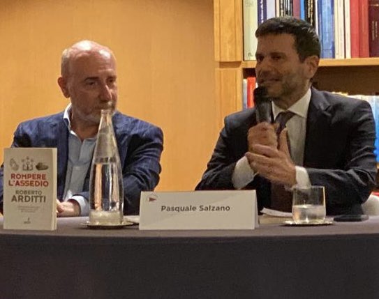 PSalzano's tweet photo. Al Circolo degli Esteri ho avuto il piacere di dialogare con @roberto_arditti e @Videluca59 sul libro “Rompere l’assedio”. Un’occasione per riflettere su come l’Occidente debba essere consapevole delle sfide globali e rafforzare le alleanze che garantiscono sicurezza e democrazia https://t.co/InLrXNR4XK
