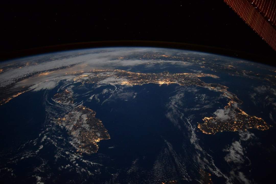 camurriusa's tweet photo. 24 ottobre 2017
Esattamente 7 anni fa.
L'#Italia fotografata dalla Stazione Spaziale Internazionale da @astro_paolo #Nespoli, durante la missione #Vita. https://t.co/Qhwt3Szprs