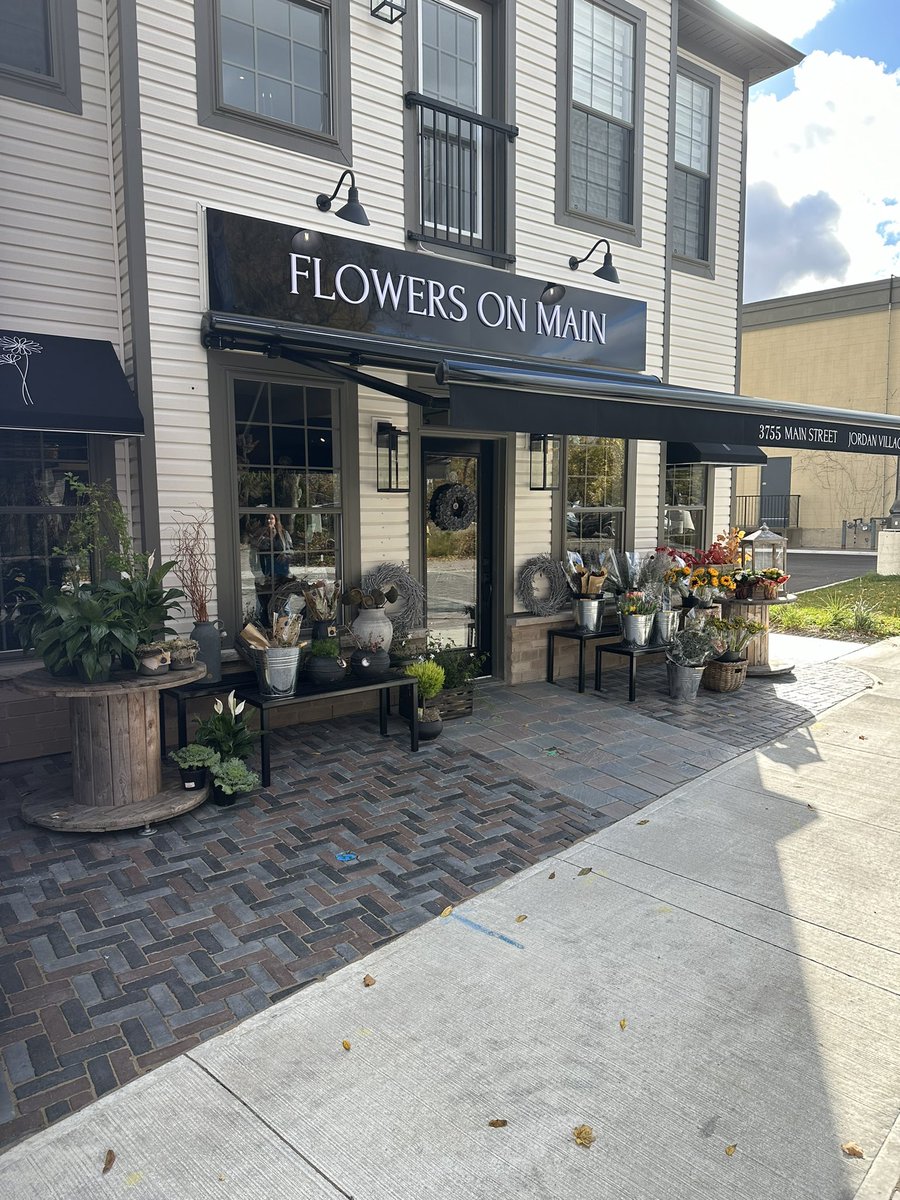RichardMadume's tweet photo. Around here, supporting local businesses is our mission. Flowers on Main in Jordan Station has wonderful displays of different florals and accessories that would make great gifts for loved ones. Check out this store and thank me later! #meridianbuildsbusiness #meridianblitzday https://t.co/ibf6DpOlCY