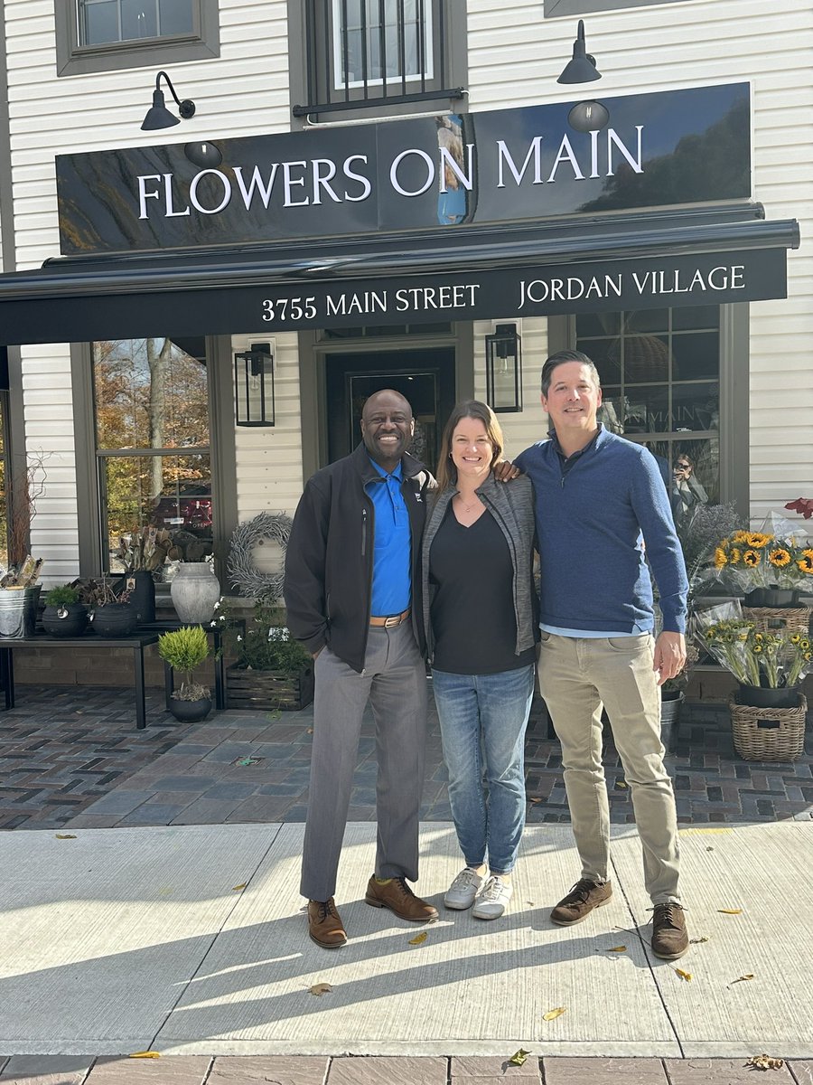 RichardMadume's tweet photo. Around here, supporting local businesses is our mission. Flowers on Main in Jordan Station has wonderful displays of different florals and accessories that would make great gifts for loved ones. Check out this store and thank me later! #meridianbuildsbusiness #meridianblitzday https://t.co/ibf6DpOlCY