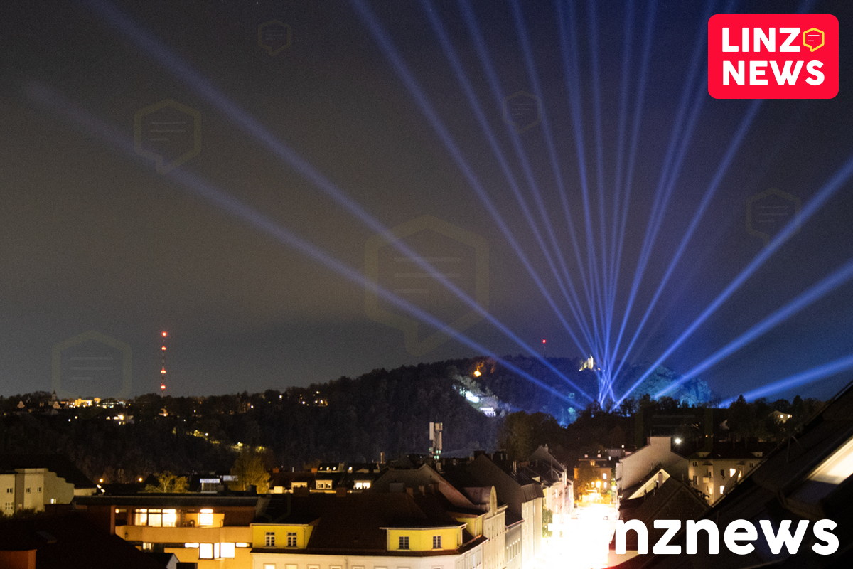 linzdotnews's tweet photo. 😳 Proben für die "Miniklangwolke" zur Brückenparty gehen weiter!
💡 Morgen dann 2 Durchläufe als Feier zur "Fertigstellung"

#linz #linznews #westring #a26 #autobahn #city #lights #donau #view https://t.co/59v6nsFfue