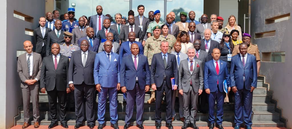 UE_Centrafrique's tweet photo. 🇪🇺 L’Ambassadeur de l’UE Diego E. Paturel a participé avec le Président @FA_Touadera et le PM @Primature à la réunion du comité de pilotage #EUAM. L'extension du mandat d'EUAM RCA renforcera la sécurité intérieure en promouvant égalité, DH et DIH. #CoopérationUE #EUAM #TeamEurope https://t.co/ThQDeZSRwJ