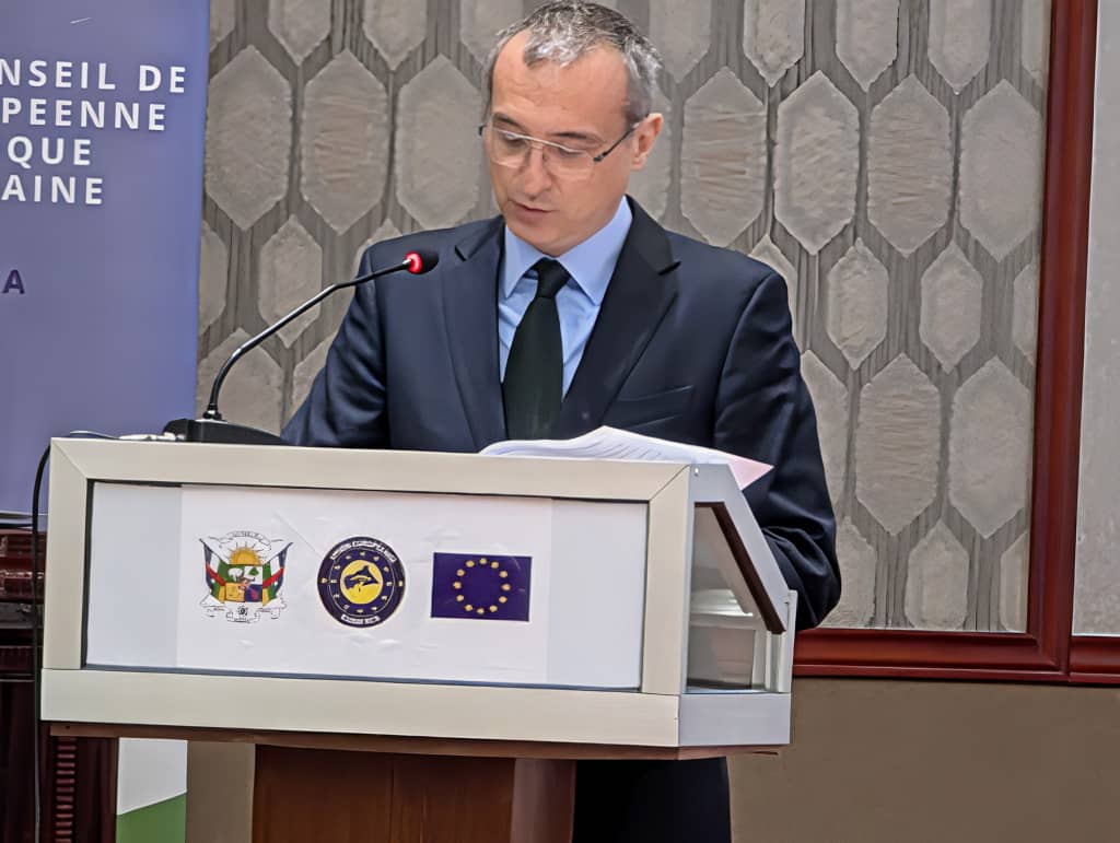 UE_Centrafrique's tweet photo. 🇪🇺 L’Ambassadeur de l’UE Diego E. Paturel a participé avec le Président @FA_Touadera et le PM @Primature à la réunion du comité de pilotage #EUAM. L'extension du mandat d'EUAM RCA renforcera la sécurité intérieure en promouvant égalité, DH et DIH. #CoopérationUE #EUAM #TeamEurope https://t.co/ThQDeZSRwJ