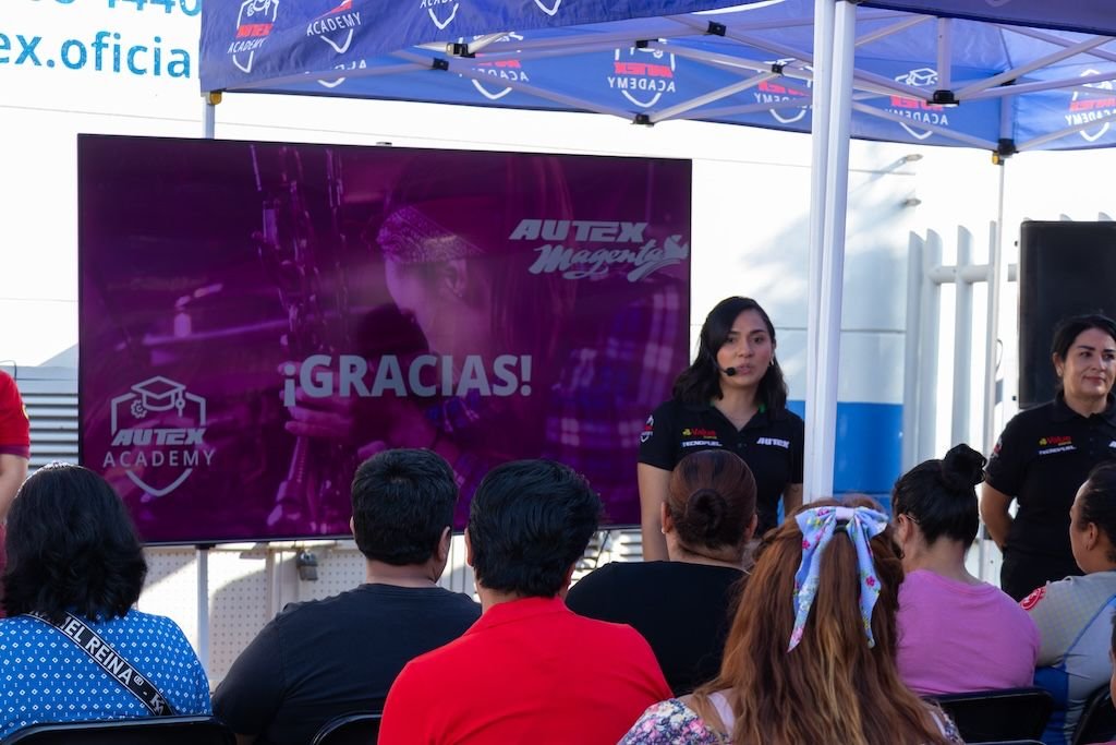 revistaalianza's tweet photo. 👩🔧¡Impulsar a las mujeres en la reparación automotriz es posible! 🔧
Entérate de esta emocionante iniciativa👇
👉 https://t.co/6koAPp5lN3
#TeamAutomotriz | @RefAPYMSA | #AutexMagenta | #MujeresEnTecnología | #Autex https://t.co/BoZCQNefGq