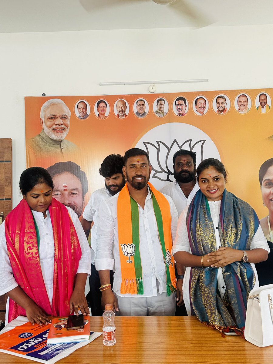 KomaliNaik's tweet photo. Membership drive meeting and musi river dharna organising visit to Sangareddy district… it was great to meet our bjym team in Sangareddy district and  it was great to receive honor from bjym team of Sangareddy district.🚩🚩#sangareedy #bjym #membershipdrive2024 https://t.co/TCQflwCJGy