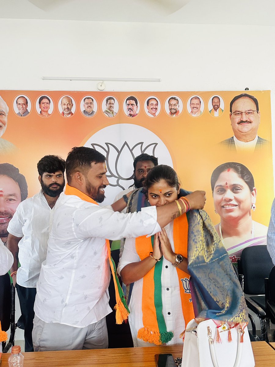 KomaliNaik's tweet photo. Membership drive meeting and musi river dharna organising visit to Sangareddy district… it was great to meet our bjym team in Sangareddy district and  it was great to receive honor from bjym team of Sangareddy district.🚩🚩#sangareedy #bjym #membershipdrive2024 https://t.co/TCQflwCJGy