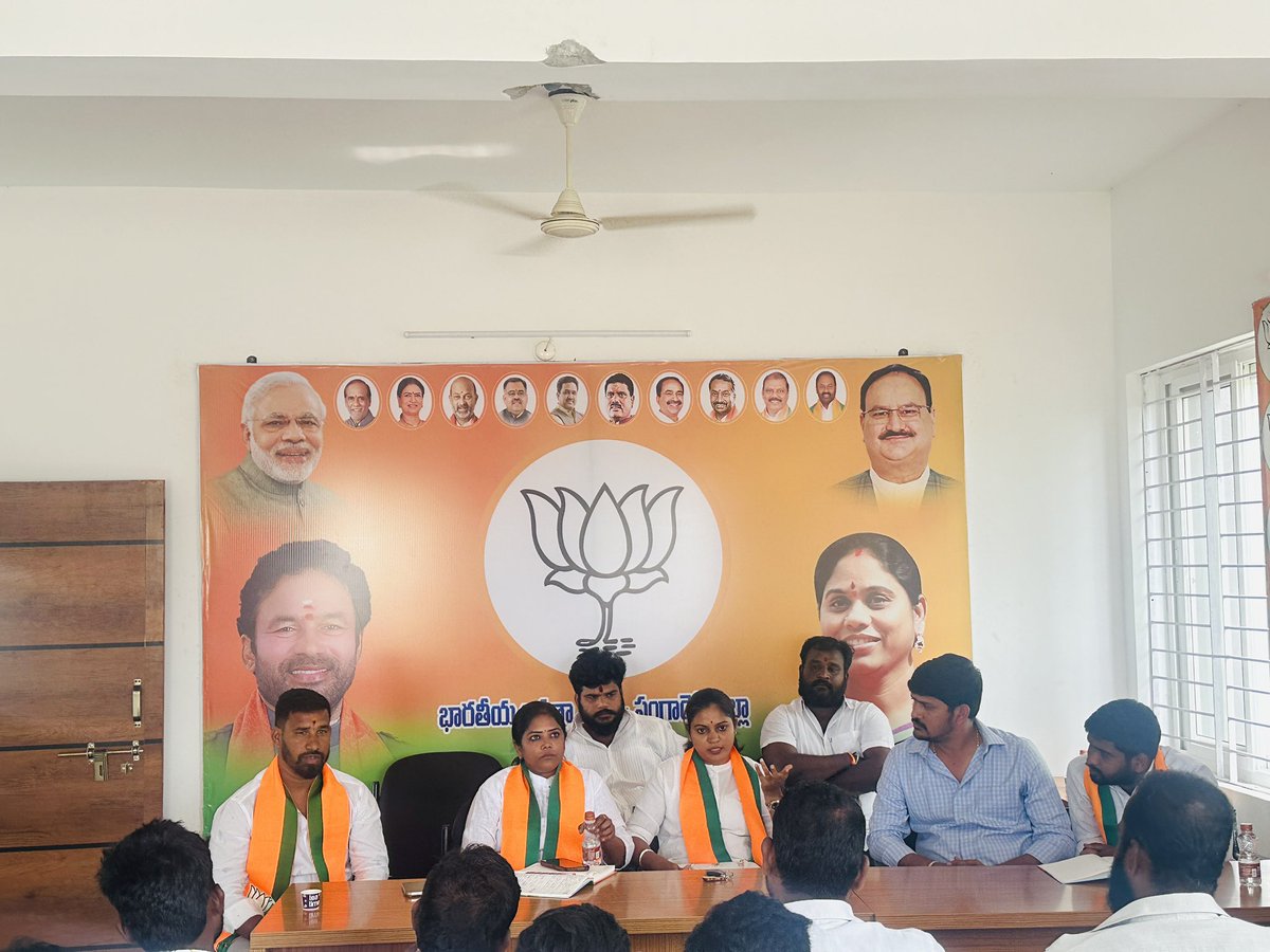 KomaliNaik's tweet photo. Membership drive meeting and musi river dharna organising visit to Sangareddy district… it was great to meet our bjym team in Sangareddy district and  it was great to receive honor from bjym team of Sangareddy district.🚩🚩#sangareedy #bjym #membershipdrive2024 https://t.co/TCQflwCJGy