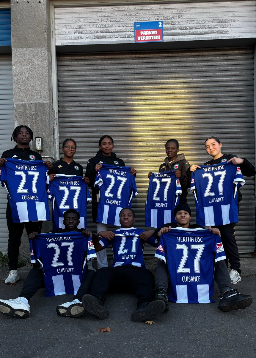 RedStarFC's tweet photo. Quatrième jour pour les jeunes du #RedStarLAB in Berlin 🇩🇪 avec la visite de Teufelsberg et celle du stade de l'Olympiastadion. Nos jeunes ont reçu chacun un maillot de Michaël Cuisance, joueur de l'Hertha Berlin pour conclure cette journée 🎁 https://t.co/xQhjEnBYDs