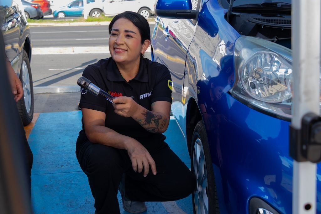 revistaalianza's tweet photo. 👩🔧¡Impulsar a las mujeres en la reparación automotriz es posible! 🔧
Entérate de esta emocionante iniciativa👇
👉 https://t.co/6koAPp5lN3
#TeamAutomotriz | @RefAPYMSA | #AutexMagenta | #MujeresEnTecnología | #Autex https://t.co/BoZCQNefGq