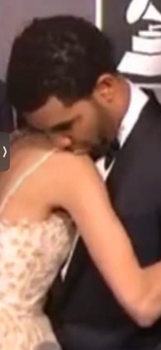 boltsuni's tweet photo. @keep6ixsolid Or maybe she feels weird about a guy who kissed a random lady on her shoulders, at an award show, while simultaneously screaming that I want those little girls in the back…Weird Drake. What wife would want their husband around him? She will defend Lebron and family Legacy #ktfa https://t.co/ZePGB3SKCo