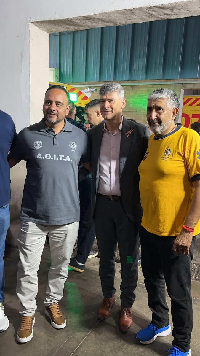 🚑💪 Ayer acompañamos a los compañeros/as del Servicio de Emergencias 107 en un gran hito. Con nuevas unidades, se mejora la respuesta en momentos críticos. ¡Gracias por su esfuerzo y dedicación! 🙌👏 Sigamos trabajando por el bienestar de todos. 🔵 #AOITA #Córdoba