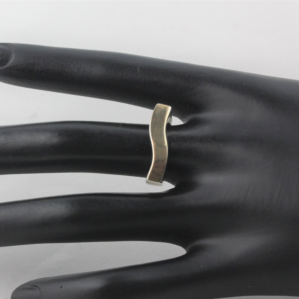fancyline_jwlry's tweet photo. Elegant silver set "Wave" in the shape of an elongated rectangle with gold overlays that completely cover the front of the product. A combination of classic design and modern execution.

Available at - https://t.co/zgX29TODdY https://t.co/BndFCtwnXC