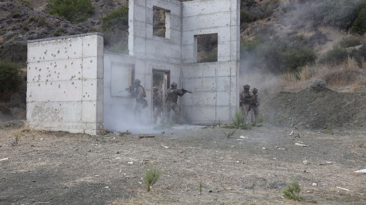 US_EUCOM's tweet image. Oorah! U.S. Marines with the 24th MEU (SOC) and Republic of Cyprus National Guard soldiers breach a door during demolition training near Stavrovouni, Cyprus, Oct. 15, 2024. The exercise strengthens operational capabilities and regional security cooperation. #agileanddynamic