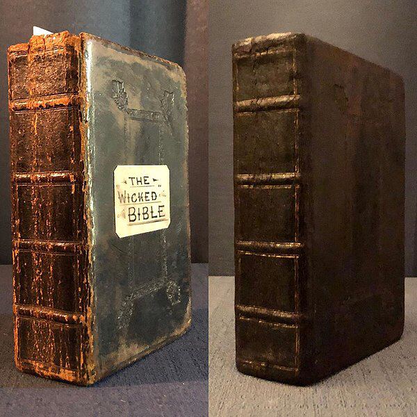 EurekaKreuzwort's tweet photo. 1631 veröffentlichte die königliche Druckerei in London eine Bibel mit einem Fehler: Das Wort “not” wurde in einem der Gebote vergessen. Es lautete nun “Du sollst ehebrechen”. Exemplare der “Sünderbibel” sind heute begehrte Sammlerstücke.

#Bibel #Gebot

https://t.co/tsHaSkmIVA https://t.co/Sb3xu7mV5c