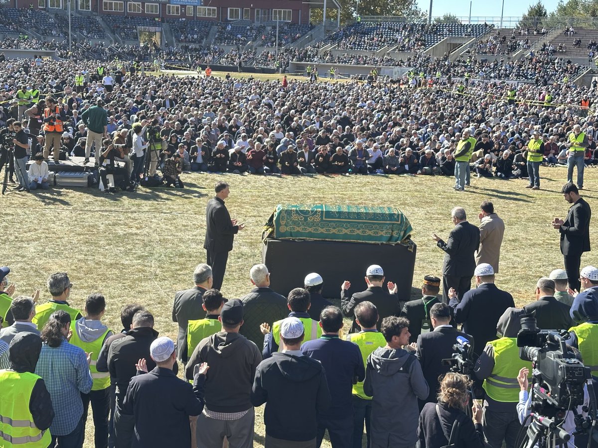HasanCucuk's tweet photo. Hocamızı kalbi onun sevgisi ve Hizmet aşkıyla dolu, gözyaşlarıyla sulayıp yetiştirdiği bir nesil sonsuzluğa yolcu ediyor. Allahım biz Hocaefendi’den razıyız. Bizi ahirette de beraber eyle 🤲

#FethullahGüleneVeda 
#FarewellToFethullahGulen
Hocaefendi https://t.co/eMcK2BmwHa