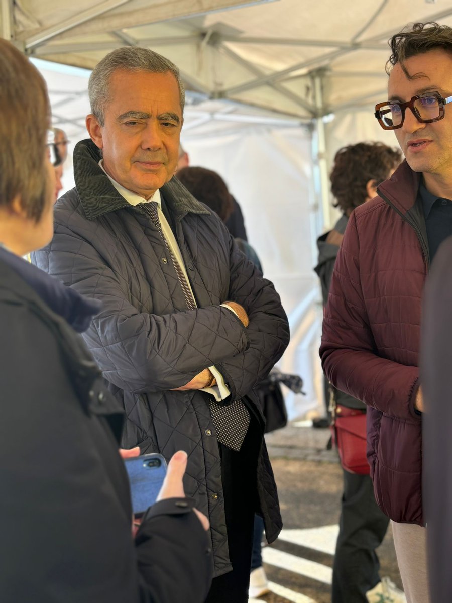 Prefet28's tweet photo. Mercredi 25 octobre, M. Hervé JONATHAN, Préfet d’Eure-et-Loir, a participé à l’inauguration du bus de l’entreprenariat, à Mainvilliers.

Porté par l'association BGE Terres de Loire, dans le cadre du programme Enteprenariat Quartiers 2030, et soutenu par l’État, ce bus va sillonner les quartiers prioritaires de la ville dans le département pour conseiller et accompagner ceux qui veulent créer une entreprise ou développer une activité, pour passer de l'idée au projet.