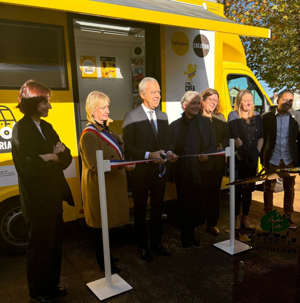 Prefet28's tweet photo. Mercredi 25 octobre, M. Hervé JONATHAN, Préfet d’Eure-et-Loir, a participé à l’inauguration du bus de l’entreprenariat, à Mainvilliers.

Porté par l'association BGE Terres de Loire, dans le cadre du programme Enteprenariat Quartiers 2030, et soutenu par l’État, ce bus va sillonner les quartiers prioritaires de la ville dans le département pour conseiller et accompagner ceux qui veulent créer une entreprise ou développer une activité, pour passer de l'idée au projet.
