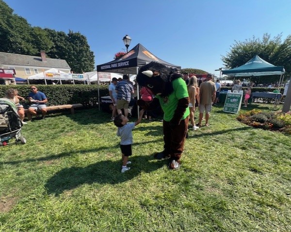 NatParkTrust's tweet photo. Where has #BuddyBison been this #Fall?🦬

⭐Buddy soared to new heights at @PetroglyphNPS during the Albuquerque International Balloon Festival!🎈

⭐He stopped by @SPARNHS at the Big E State Fair and a "Read with a Ranger" event at Forest Park Zoo. 

Where will Buddy be next? 🤔 https://t.co/EeOIYdgtyO