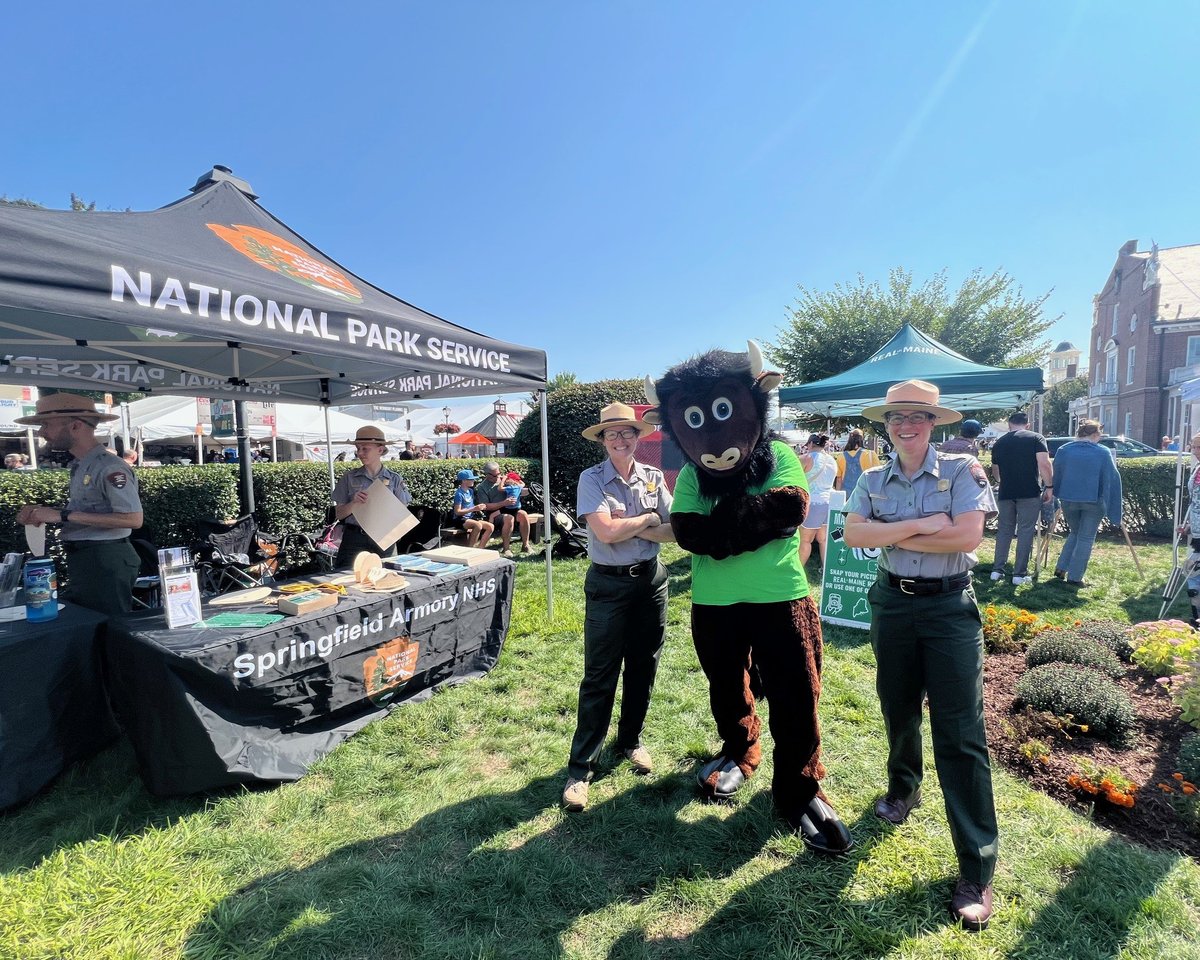 NatParkTrust's tweet photo. Where has #BuddyBison been this #Fall?🦬

⭐Buddy soared to new heights at @PetroglyphNPS during the Albuquerque International Balloon Festival!🎈

⭐He stopped by @SPARNHS at the Big E State Fair and a "Read with a Ranger" event at Forest Park Zoo. 

Where will Buddy be next? 🤔 https://t.co/EeOIYdgtyO