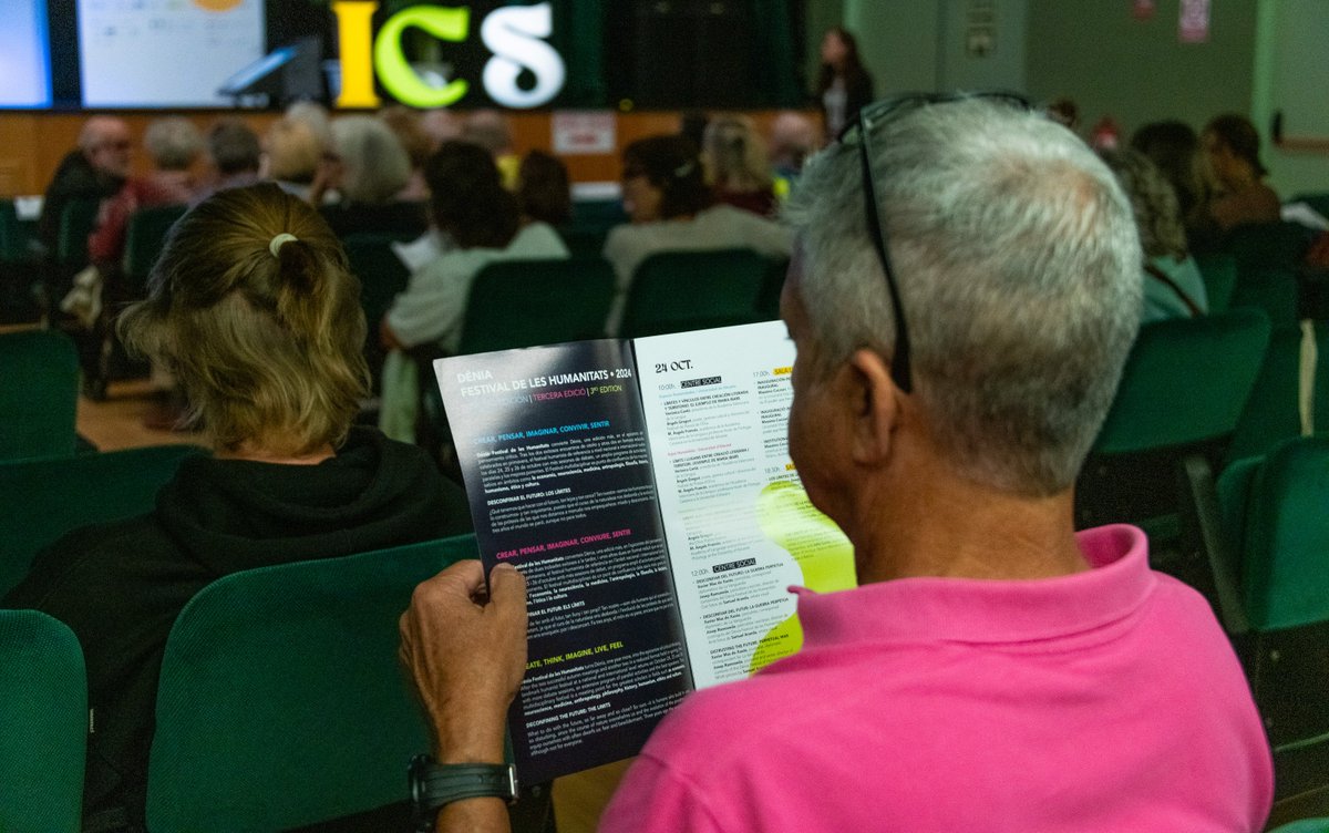 humanitatsdenia's tweet photo. 📷  La primera jornada de Dénia Festival de les Humanitats ya nos ha dejado momentos para no olvidar. Y esto solo es el principio. Mañana continuamos abordando los límites que nos depara el futuro.👇 https://t.co/zm2AtSsin9