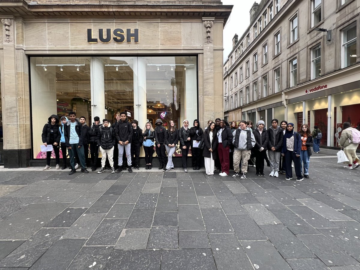 RosshallGeo's tweet photo. A great day with S4 as they completed an urban study using environmental surveys and traffic counts in Glasgow’s CBD, inner city and suburbs 🌇😄 @Rosshallmods @RosshallAcademy https://t.co/1eHk0nDWXA