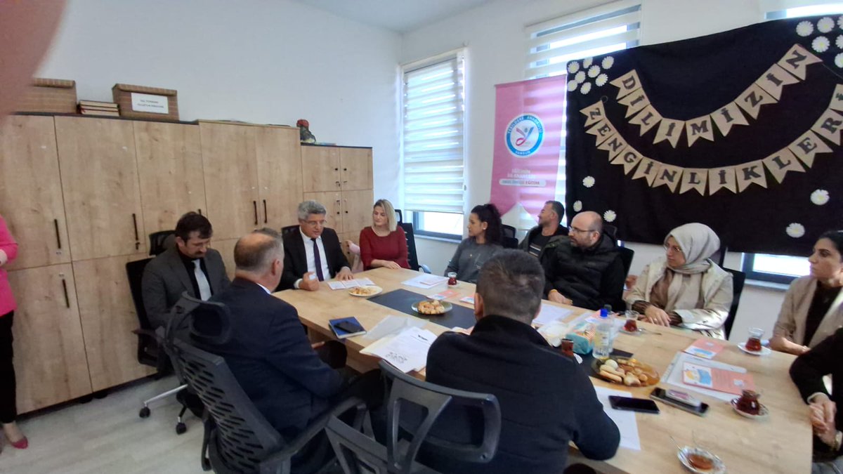 Yesildereokulu's tweet photo. Bakanlığımızın  Dilimizin zenginlikleri projesi kapsaminda bilgilendirici veli buluşmalarımiza il milli eğitim mudurumuz Sayin Dr Murat Agar İlce mudurumuz Sayin Yüksel Aydın İl milli eğitim mudur yardımcımız Sayın Ömer Yasan katıldı.@samsunmem @MemAtakum https://t.co/6IzWfhNbwH