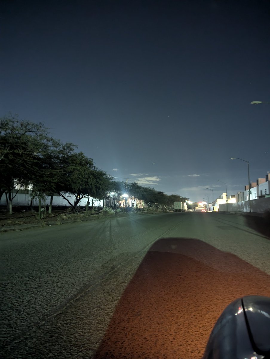 Jatapiam's tweet photo. @qromunicipio @SSPMQueretaro  Av de la Cantera en Cd. Del Sol, del lado de Dos Valles y Fraccionamientos Del Sol NO HAY LUMINARIAS ENCENDIDAS y se ha vuelto una zona insegura por la tardenoche. Su apoyo con patrullas para dar rondines e iluminación sobre la avenida. https://t.co/EZTEZSqSfI