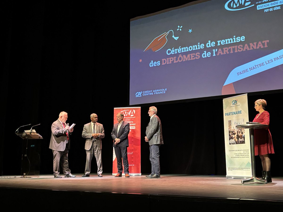 ayme_ben's tweet photo. Belle cérémonie de remise des diplômes, titres de maître artisan et médailles de l’ #artisanat 👏👏👏
Heureux d’y représenter le @AuvergneCfas à l’invitation de la Chambre de Métiers et de l’ @Artisanat63 https://t.co/cGncn3Oel4