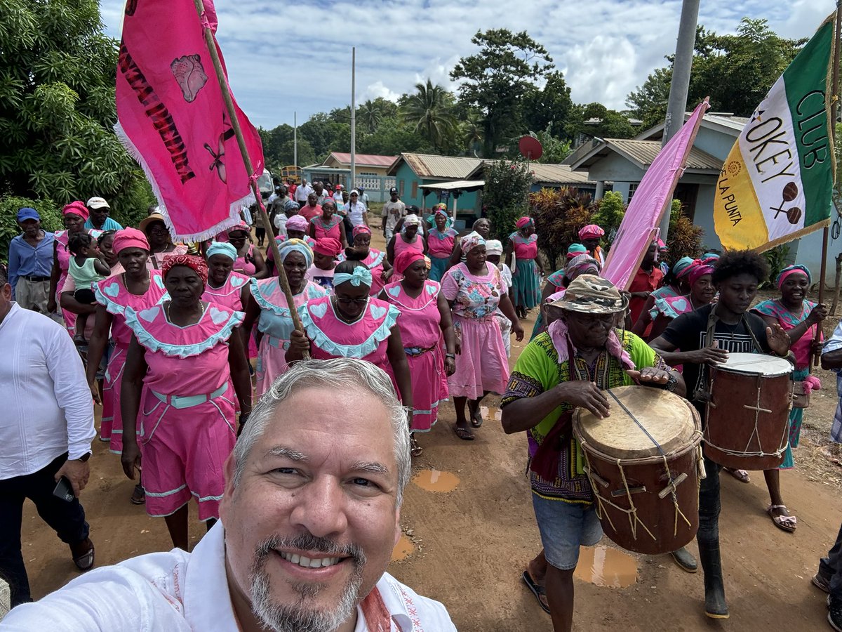 EnriqueReinaHN's tweet photo. Me movilice un avión coordinado con la FAH para asistir a Trujillo y desplazarme después tres horas por vía terrestre hasta la comunidad Garifuna de Punta Piedra, porque venía regresando de otro viaje oficial en Perú y estar a tiempo en la reunión de la Comisión Intersectoriel de Cumplimiento de Sentencias de la Corte Interamericana, donde participaron varias instituciones del Estado con sus titulares o representantes, no eran vacaciones y no viajé con ningún familiar.  Solo para aclarar esas noticias falsas.