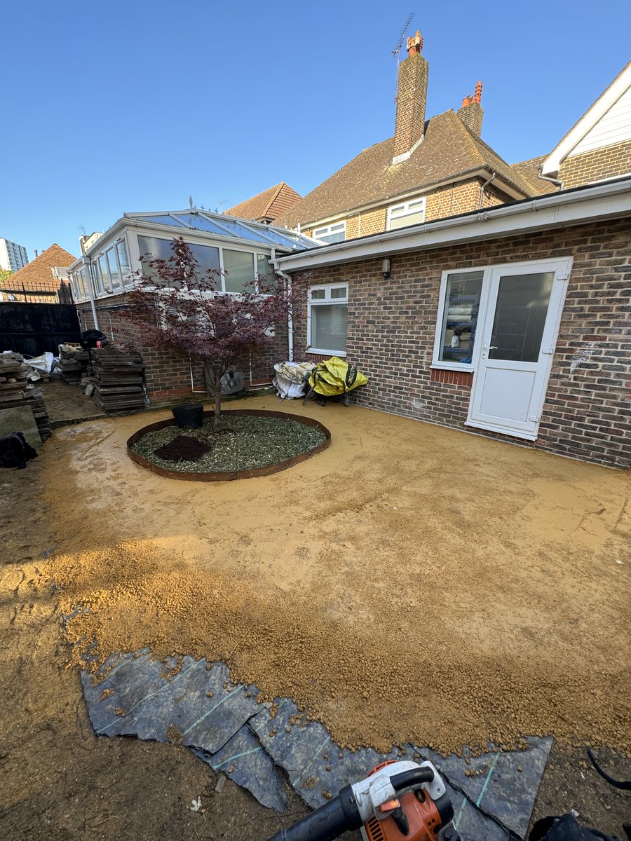 grow_n22's tweet image. Day three in Hackney!

Landscaping works at the Kingsmead Medical Centre are almost complete. Today we placed down the remaining tonnage of gravel and used a compactor to bind the gravel into a level and smooth surface.

The delayed edging material luckily arrived in the post and…