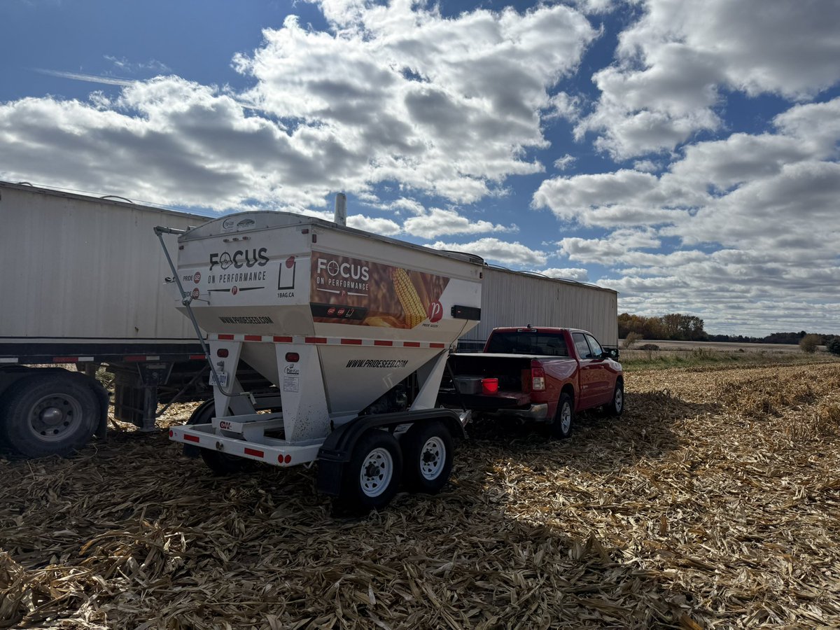 ScottStandeaven's tweet photo. Beautiful fall day for some side by side plot work! Results are looking good! @PRIDESeeds @livnoorenberghe @hitchingpost19 #PRIDEinMyField https://t.co/l1LCx63x4R
