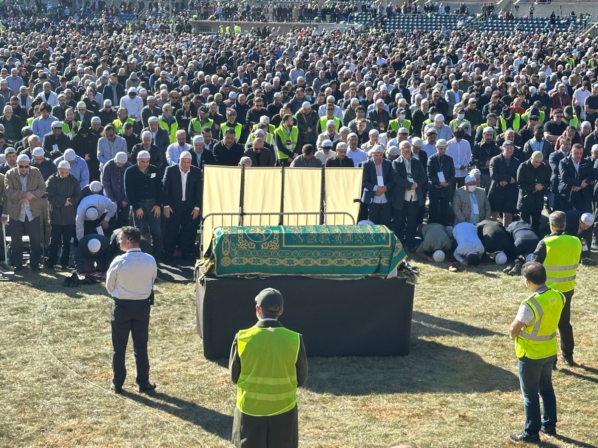 SurgunOzan1's tweet photo. Allahım bu gün orada olamadık ama.,
Mahşerde böyle hocamızın arkasında saf tutmayı bana ve tüm kardeşlerimize nasip eyle. 🤲🤲🤲

 #fethullahGüleneveda
 #FarewellToFethullahGulen
Hocaefendi hizmet Türkçedir
Canım hocam https://t.co/UUIrYJOMpL
