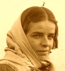 25 octobre 1943. Prison de Rennes. Elle est au sol, méconnaissable. Deux jours que les Allemands s'acharnent sur l'institutrice de Fougères. "Ils m'ont brisée, dit-elle à sa voisine de cellule, mais je n'ai rien dit". Thérèse Pierre est retrouvée pendue le 26. 34 ans.