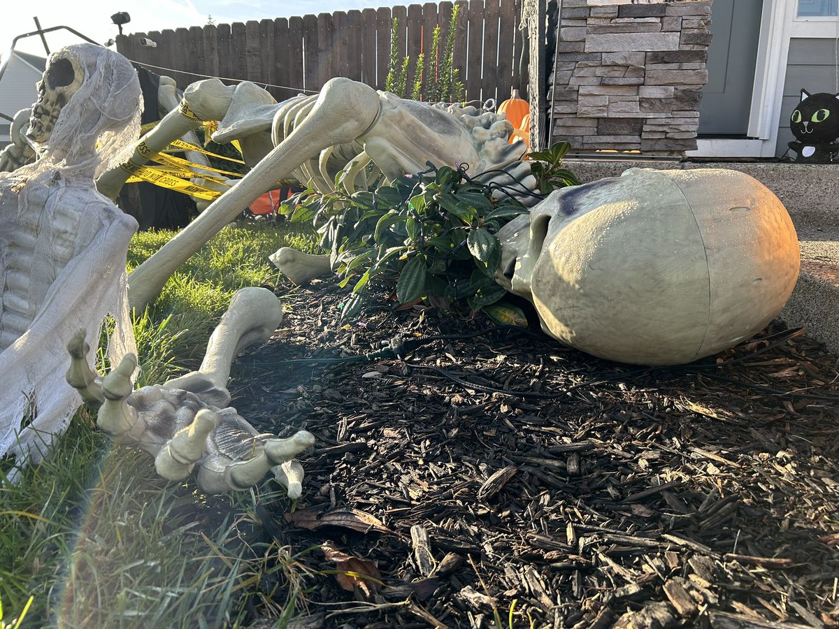 evanbellKATU's tweet photo. Vandals in Clark County cause hundreds of dollars in damage to a family’s Halloween decorations, striking not once but twice! There have been a series of similar incidents across the area recently and Vancouver Police and the Clark County Sheriff’s Office are investigating. https://t.co/z5i3wLdypi