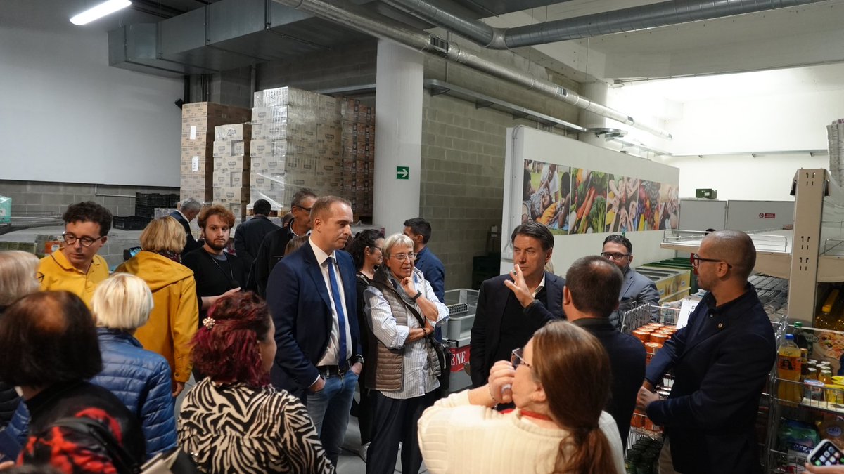 GiuseppeConteIT's tweet photo. Si spacciano per quelli del "sì", per quelli del "fare". Poi giri la Liguria e ti rendi conto che la destra al governo qui ha detto sì solo a qualche amico imprenditore su uno yacht ma ha detto tantissimi no ai cittadini, li ha lasciati soli.

A Ventimiglia ho ascoltato la disperazione delle persone per lo stato dei trasporti, per la gestione dei migranti, per la situazione di sicurezza e sanità. All'emporio solidale di Sanremo ho toccato con mano la sofferenza sociale di famiglie sempre più povere, a cui hanno tagliato i sostegni al reddito. A Savona i cittadini e i comitati affrontano il depotenziamento degli ospedali, dei pronto soccorso, dei punti nascita, dei reparti di pediatria del territorio.

A queste politiche dobbiamo rispondere con una visione opposta e con tanti "sì": sì alle infrastrutture utili per i cittadini, sì agli investimenti in Sanità mentre il Governo Meloni taglia, sì a politiche coraggiose contro il dissesto idrogeologico e per l'ambiente. 

Non è il momento di arrendersi e astenersi. Bisogna scendere in campo per cambiare le cose.