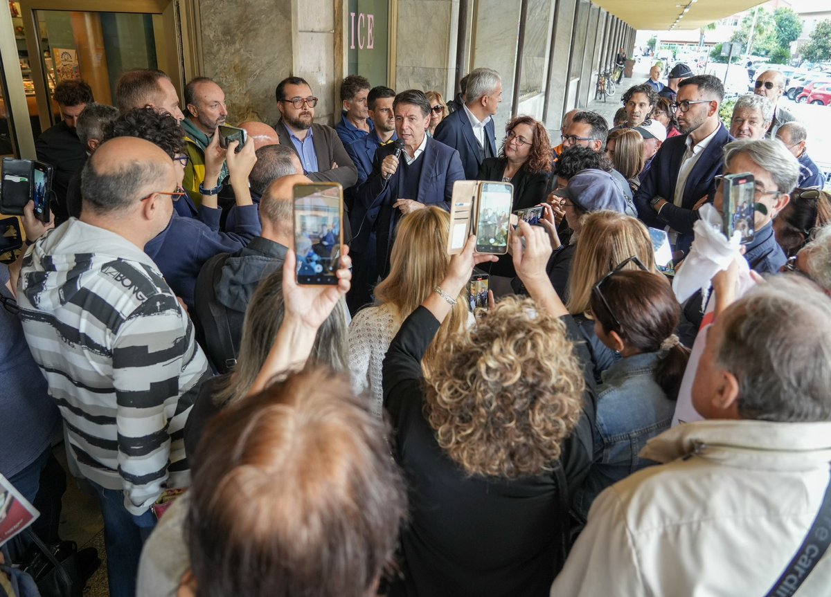 GiuseppeConteIT's tweet photo. Si spacciano per quelli del "sì", per quelli del "fare". Poi giri la Liguria e ti rendi conto che la destra al governo qui ha detto sì solo a qualche amico imprenditore su uno yacht ma ha detto tantissimi no ai cittadini, li ha lasciati soli.

A Ventimiglia ho ascoltato la disperazione delle persone per lo stato dei trasporti, per la gestione dei migranti, per la situazione di sicurezza e sanità. All'emporio solidale di Sanremo ho toccato con mano la sofferenza sociale di famiglie sempre più povere, a cui hanno tagliato i sostegni al reddito. A Savona i cittadini e i comitati affrontano il depotenziamento degli ospedali, dei pronto soccorso, dei punti nascita, dei reparti di pediatria del territorio.

A queste politiche dobbiamo rispondere con una visione opposta e con tanti "sì": sì alle infrastrutture utili per i cittadini, sì agli investimenti in Sanità mentre il Governo Meloni taglia, sì a politiche coraggiose contro il dissesto idrogeologico e per l'ambiente. 

Non è il momento di arrendersi e astenersi. Bisogna scendere in campo per cambiare le cose.