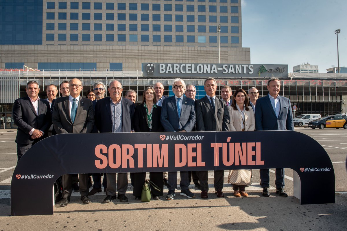 Corredor_Med's tweet photo. 📸Hoy Barcelona ha sido escenario de nuestra última reivindicación antes de nuestro Acto Empresarial.

Gracias a asistentes, representantes institucionales y empresariales, y medios de comunicación, por hacer más grande #QuieroCorredor

¡Nos vemos en Barcelona el 28 de noviembre! https://t.co/VP2syKUZTJ