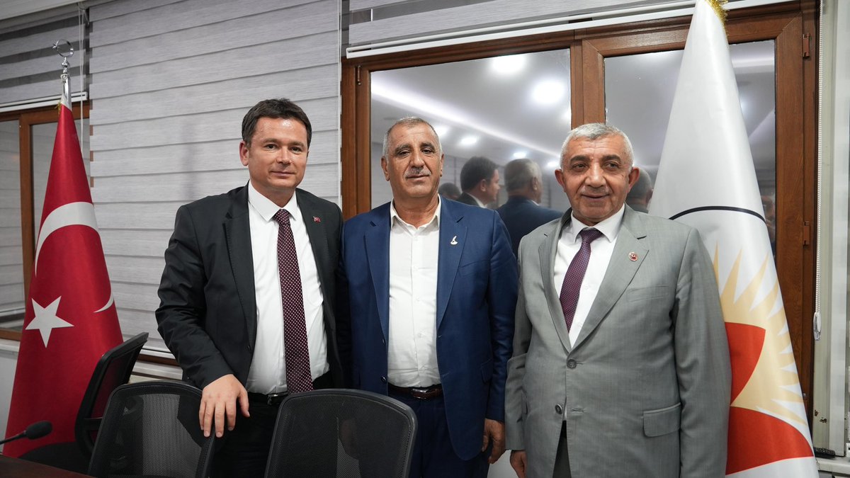 erkanecz's tweet photo. Her türlü yeteneğe ve beceriye sahip olabilirsiniz; ancak, doğru yönlendirilmedikten sonra başarıya ulaşmak imkansız. İşte bu yüzden gençlerin geleceğine yön verebilmeleri ve emin adımlarla ilerleyebilmeleri için onlarla iletişim halinde olmaya özen gösteriyorum. Bu akşam, Bursa Muş-İlder’in düzenlediği ‘Gençlerle Söyleşi’ programına konuk oldum. Çalışmalarımızı paylaşarak, gelecekte onlar için faydalı olabileceğine inandığım konular üzerine keyifli bir sohbet gerçekleştirdik. Katılan gençlere, Muş İlder Başkanı Mehmet Akif Bingöl ve yönetimine teşekkür ediyorum.