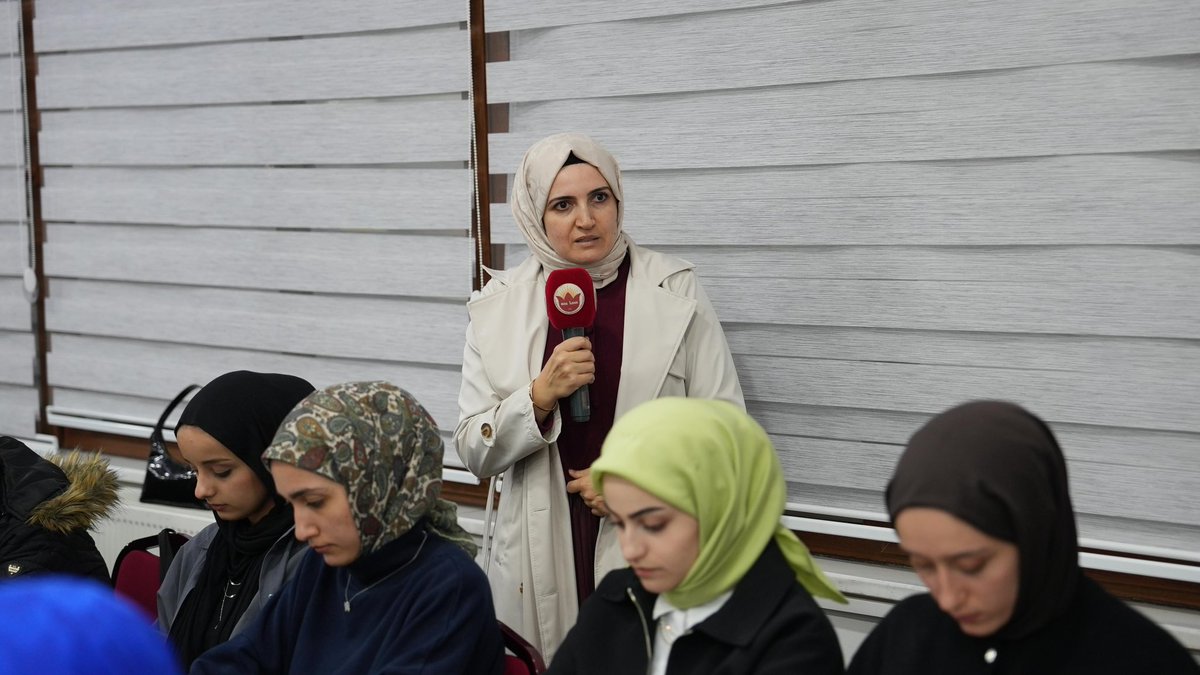 erkanecz's tweet photo. Her türlü yeteneğe ve beceriye sahip olabilirsiniz; ancak, doğru yönlendirilmedikten sonra başarıya ulaşmak imkansız. İşte bu yüzden gençlerin geleceğine yön verebilmeleri ve emin adımlarla ilerleyebilmeleri için onlarla iletişim halinde olmaya özen gösteriyorum. Bu akşam, Bursa Muş-İlder’in düzenlediği ‘Gençlerle Söyleşi’ programına konuk oldum. Çalışmalarımızı paylaşarak, gelecekte onlar için faydalı olabileceğine inandığım konular üzerine keyifli bir sohbet gerçekleştirdik. Katılan gençlere, Muş İlder Başkanı Mehmet Akif Bingöl ve yönetimine teşekkür ediyorum.