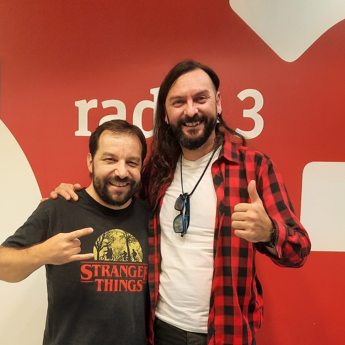 vuelofenix_r3's tweet photo. Preparando la nave para las 23h. en @radio3_rne Se nota que lleva pilotando toda la vida. Hoy pilota el fénix Andy C @Andy_Cobos_ (Ex de @Saratoga_ @DarkMoorBand @wormedband o @LordsOfBlack ahora en @TheRonnieRomero #Ashrain y @RafaBlas_ ) Batería, productor, músico en mayúsculas https://t.co/QjjEK5dVGI