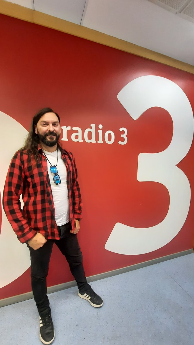 vuelofenix_r3's tweet photo. Preparando la nave para las 23h. en @radio3_rne Se nota que lleva pilotando toda la vida. Hoy pilota el fénix Andy C @Andy_Cobos_ (Ex de @Saratoga_ @DarkMoorBand @wormedband o @LordsOfBlack ahora en @TheRonnieRomero #Ashrain y @RafaBlas_ ) Batería, productor, músico en mayúsculas https://t.co/QjjEK5dVGI