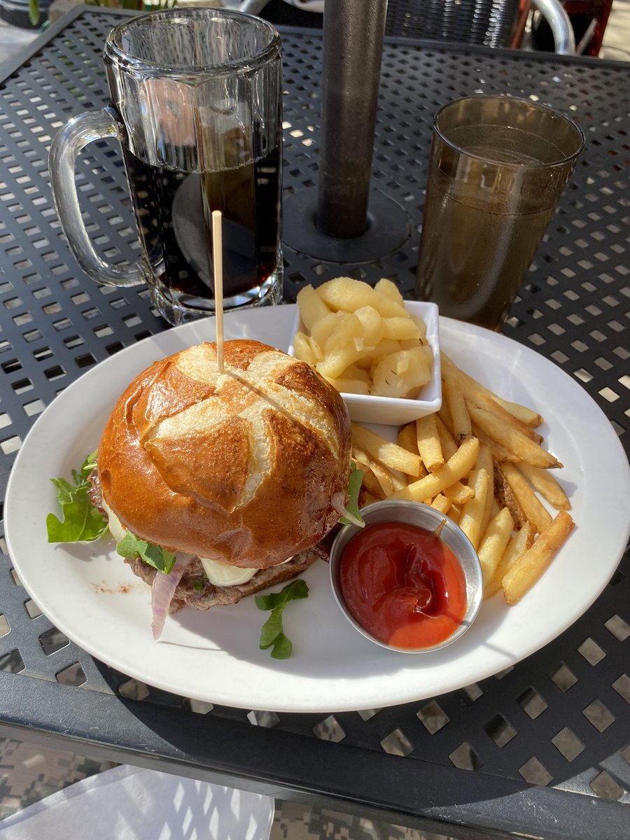 north0fnorth's tweet photo. NEVER KILL YOURSELF you could be missing out on having the best burger of your life in a european-style plaza on a warm and sunny october day in chicago illinois https://t.co/fMxudTzCJG