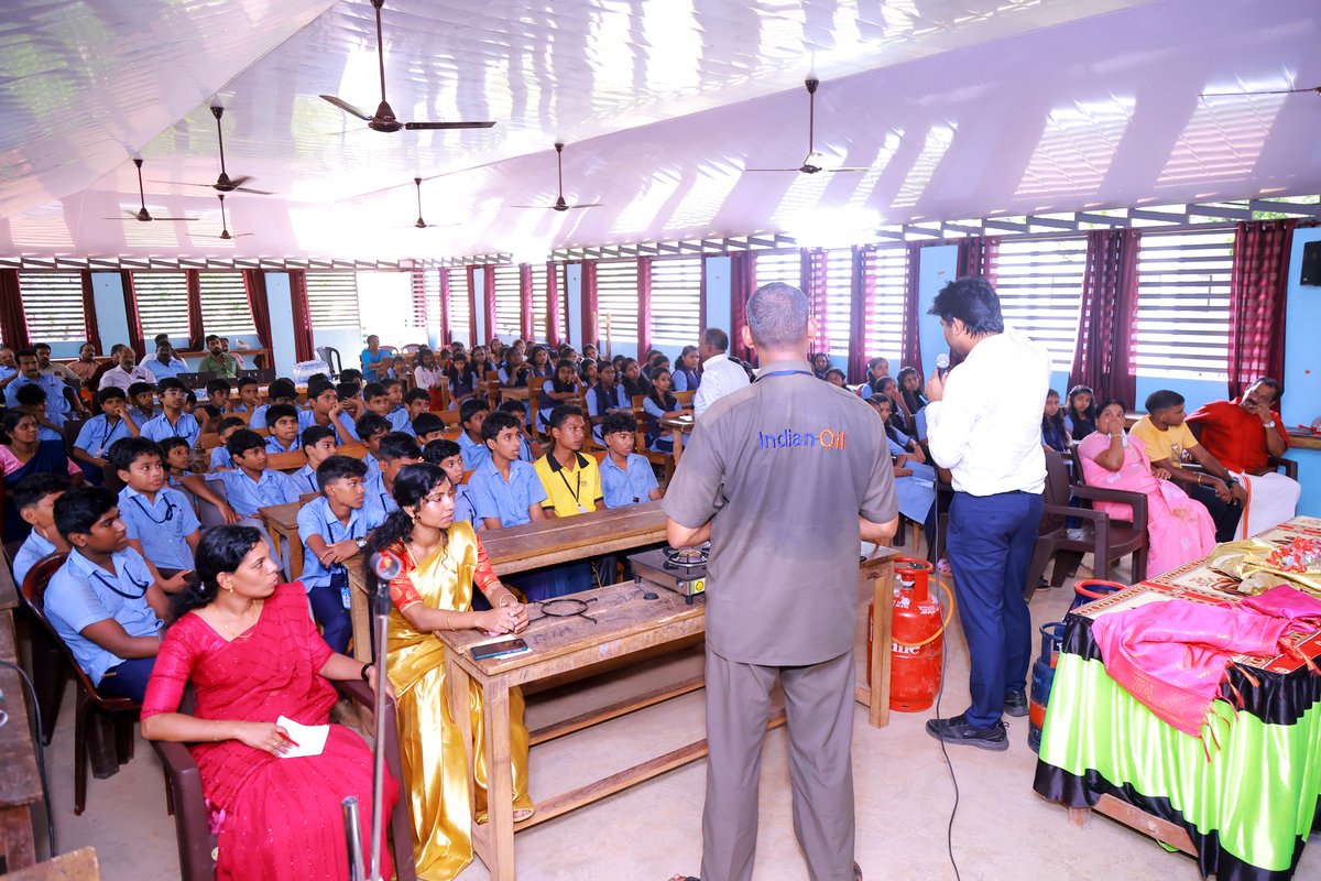 man_oj_sq's tweet photo. Safety Clinic held at GLVHSS, Arayoor, Parassala for high school students on LPG safety and handling. Interactive session covering Indane history, cylinder checks, and LPG properties. Over 100 students and families benefited. #indianoil  #LPGSafety #Indane" https://t.co/0RWlIuwilZ