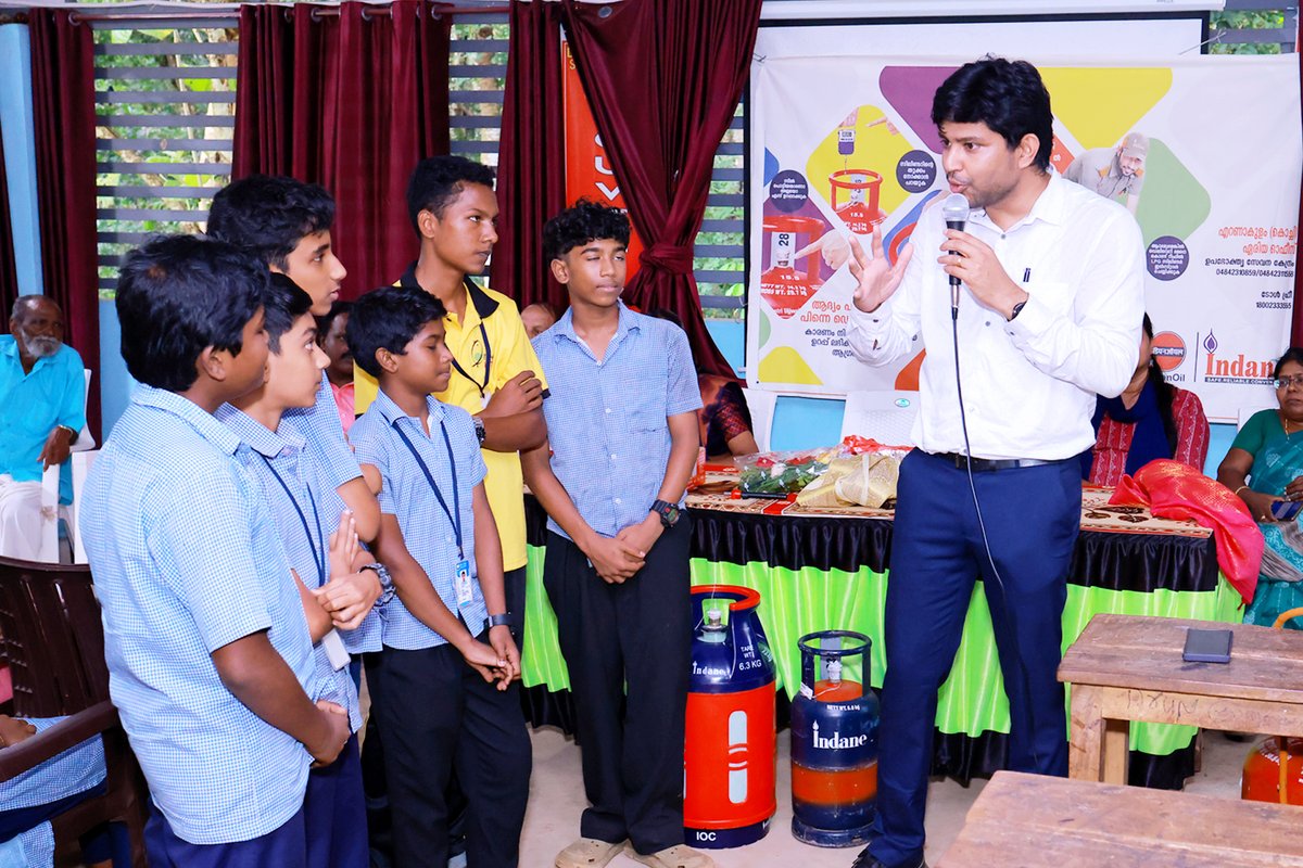 man_oj_sq's tweet photo. Safety Clinic held at GLVHSS, Arayoor, Parassala for high school students on LPG safety and handling. Interactive session covering Indane history, cylinder checks, and LPG properties. Over 100 students and families benefited. #indianoil  #LPGSafety #Indane" https://t.co/0RWlIuwilZ