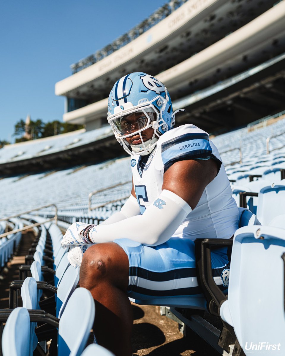 UNCFootball's tweet photo. White throwbacks outta nowhere 🫨🫣

#CarolinaFootball 🏈 @UniFirst_Corp https://t.co/swjlZwA51b